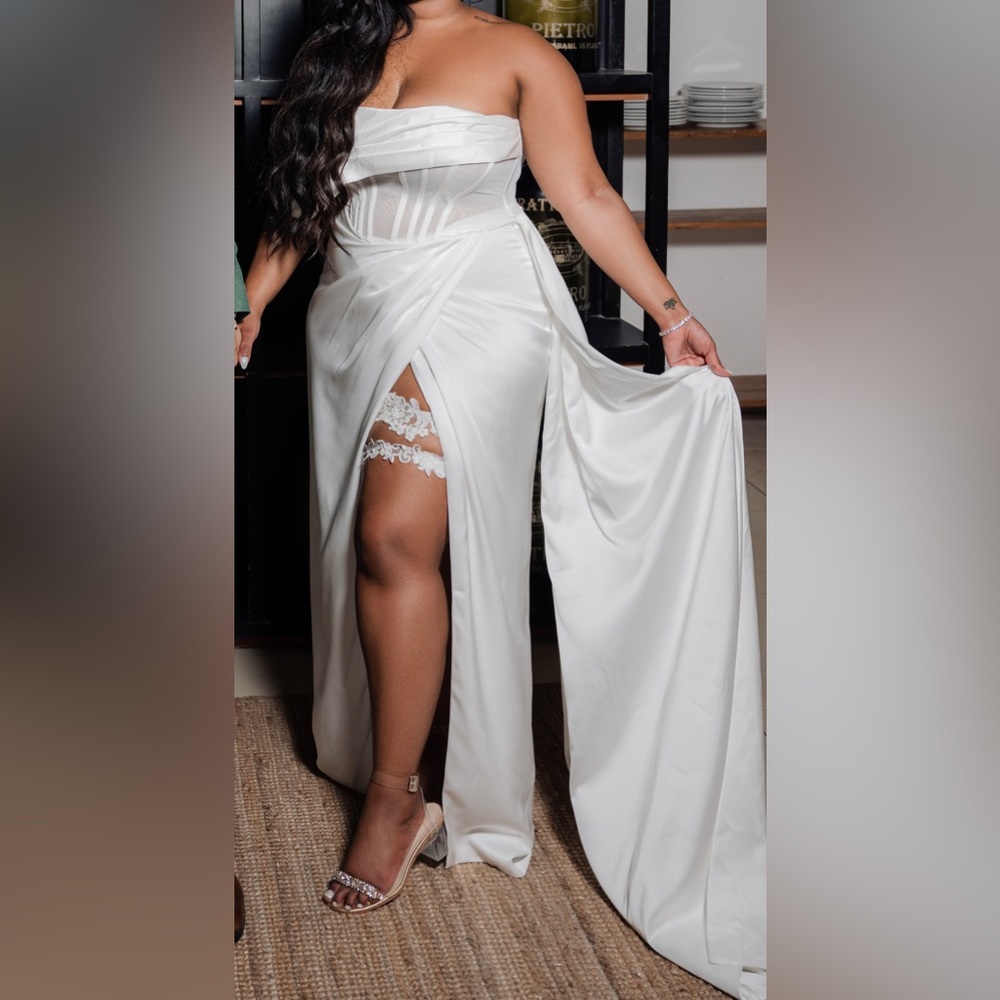 Miss Circle White Gown